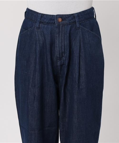earth music&ecology（アースミュージックアンドエコロジー）の「USA COTTONデニムパンツ(タックテーパード)（デニムパンツ・レディース・ダークインディゴブルー/サックスブルー・M/L/S）」の6枚目の写真