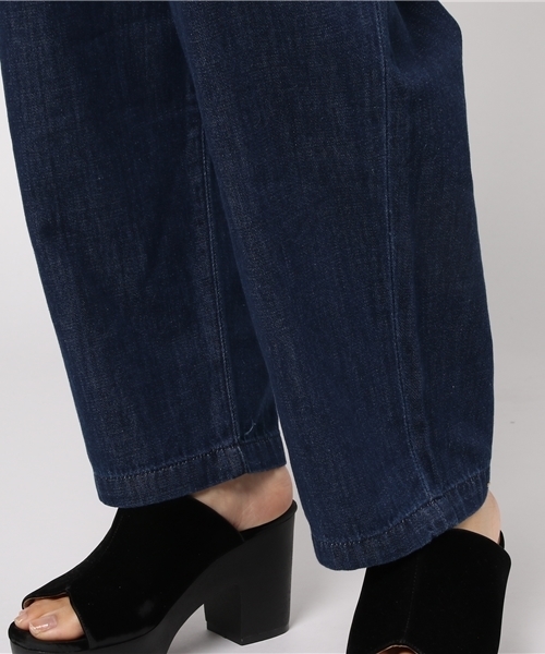 earth music&ecology（アースミュージックアンドエコロジー）の「USA COTTONデニムパンツ(タックテーパード)（デニムパンツ・レディース・ダークインディゴブルー/サックスブルー・M/L/S）」の9枚目の写真