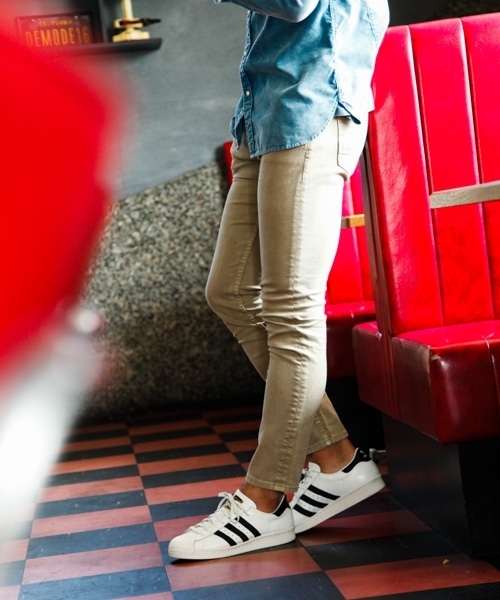 BAYFLOW（ベイフロー）の「オーバーダイ加工スリムストレッチデニム 18AW（デニムパンツ・メンズ・カーキ/ベージュ/チャコール・X-LARGE/SMALL/LARGE/MEDIUM）」の3枚目の写真