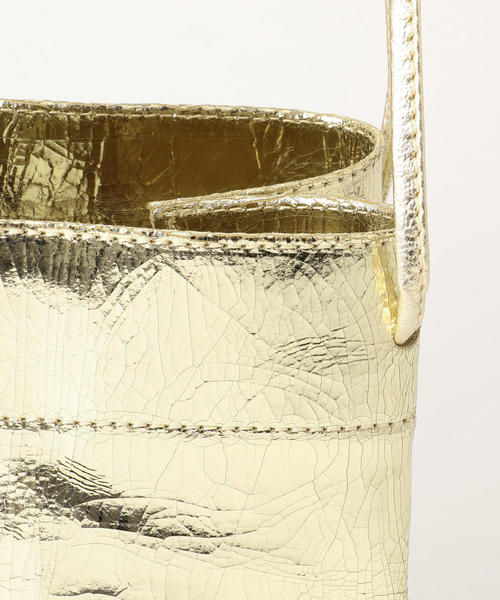 marco masi（マルコマージ）の「＜MARCO MASI＞メタリッククラッキングレザー ショルダーバッグ（ショルダーバッグ・レディース・シルバー/ゴールド・FREE）」の7枚目の写真