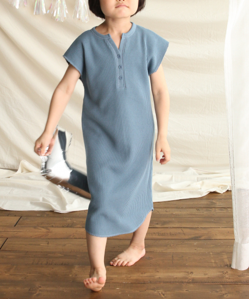 LOWRYS FARM（ローリーズファーム）の「２ＷＡＹワッフルワンピース　831249（ワンピース・キッズ・ブラック/ブルー/アイボリー・100/110/120）」の4枚目の写真