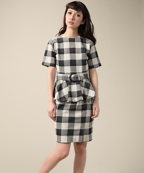 ROSE BUD(ローズバッド)の「LCTB-14115 TWIST TUCKPENCIL SKIRT(スカート・レディース・ホワイト×ブラック/ホワイト×ブルー・ONE SIZE)」の2枚目の写真