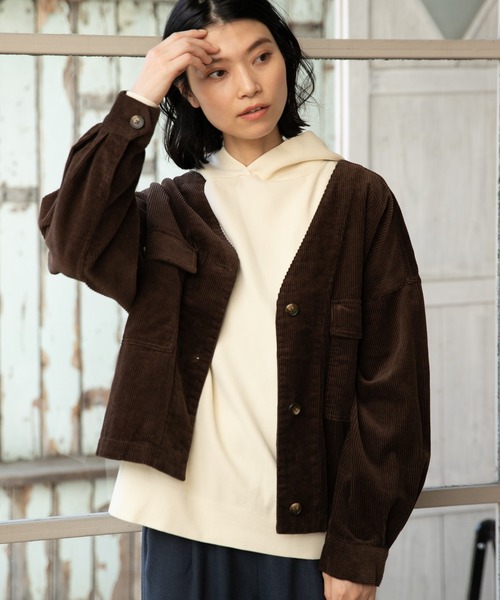LAKOLE（ラコレ）の「コーデュロイショートカバーオール / LAKOLE（ノーカラージャケット・レディース・アイボリー/ダークブラウン/ライトグリーン・SMALL/MEDIUM）」の2枚目の写真