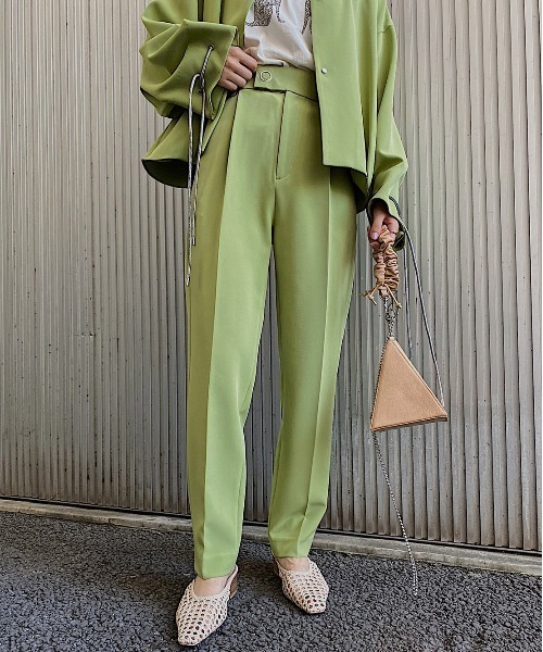 Ameri(アメリ)の「FLAP POCKET TAPERED PANTS(スラックス・レディース・ブラック/グリーン/ベージュ・SMALL/X-SMALL/MEDIUM)」の15枚目の写真