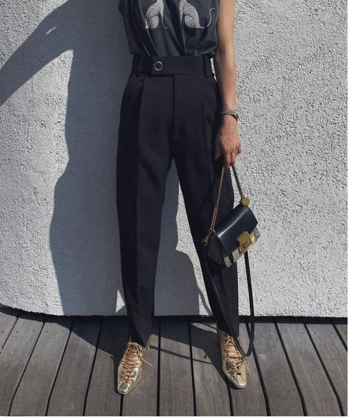 Ameri(アメリ)の「FLAP POCKET TAPERED PANTS(スラックス・レディース・ブラック/グリーン/ベージュ・SMALL/X-SMALL/MEDIUM)」の7枚目の写真