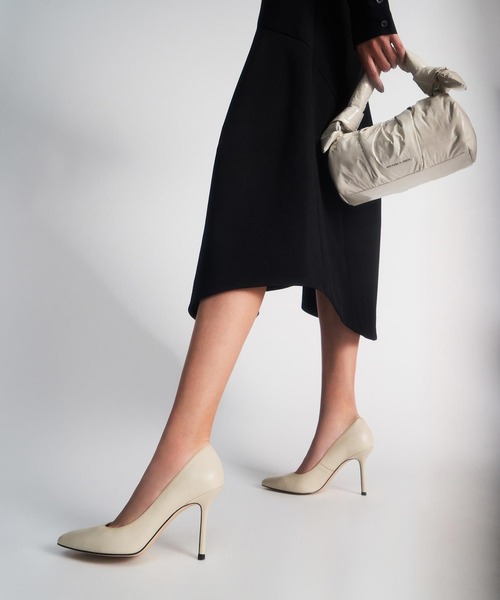 CHARLES & KEITH（チャールズ & キース）の「クラシックポインテッドトゥパンプス / Classic Pointed Toe Pumps（パンプス・レディース・ブラック/オフホワイト・22.5cm/23cm/23.5cm/24.5cm/25cm/25.5cm）」の4枚目の写真