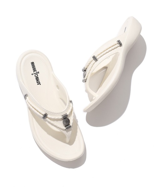Minnetonka（ミネトンカ）の「【一部店舗限定】【Minnetonka】ミネトンカ SILVER THORNE PRISM（サンダル・レディース・ベージュ/ホワイト/ブラック・25.0cm/24.0cm）」の2枚目の写真
