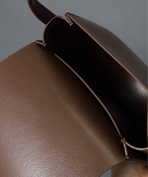 YAHKI（ヤーキ）の「【 YAHKI / ヤーキ 】 W Face Leather Shoulder Bag ダブルフェイスレザーショルダーバッグ（ショルダーバッグ・レディース・ブラック/ブラウン・FREE）」の6枚目の写真