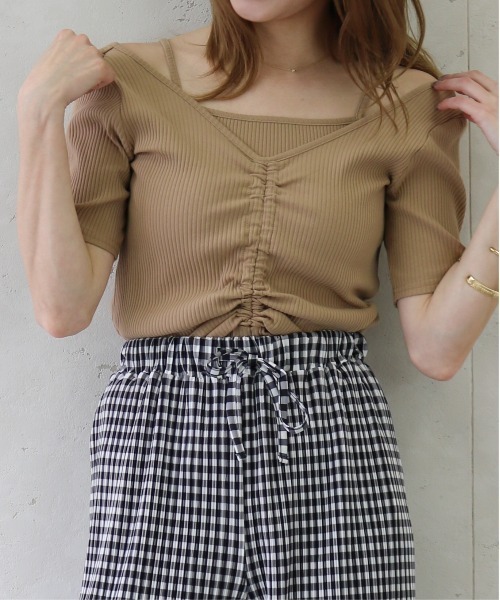 Per sist ence(パーシエンス)の「テレコ キャミソール付き シャーリングカットソー(Tシャツ/カットソー・レディース・ベージュ/モカ/オフホワイト・FREE)」の1枚目の写真