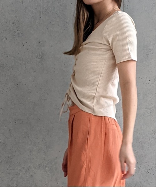 Per sist ence(パーシエンス)の「テレコ キャミソール付き シャーリングカットソー(Tシャツ/カットソー・レディース・ベージュ/モカ/オフホワイト・FREE)」の19枚目の写真