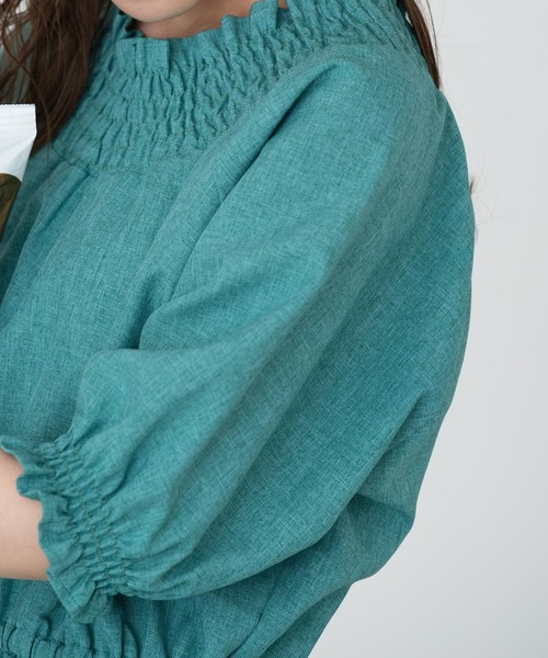 MERLOT（メルロー）の「ぷっくり袖シャーリングワンピース（ワンピース・レディース・ベージュ/グリーン/マスタード・FREE）」の4枚目の写真