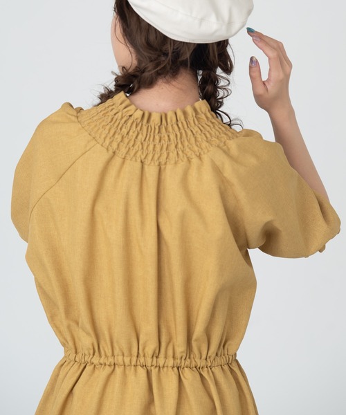 MERLOT（メルロー）の「ぷっくり袖シャーリングワンピース（ワンピース・レディース・ベージュ/グリーン/マスタード・FREE）」の16枚目の写真