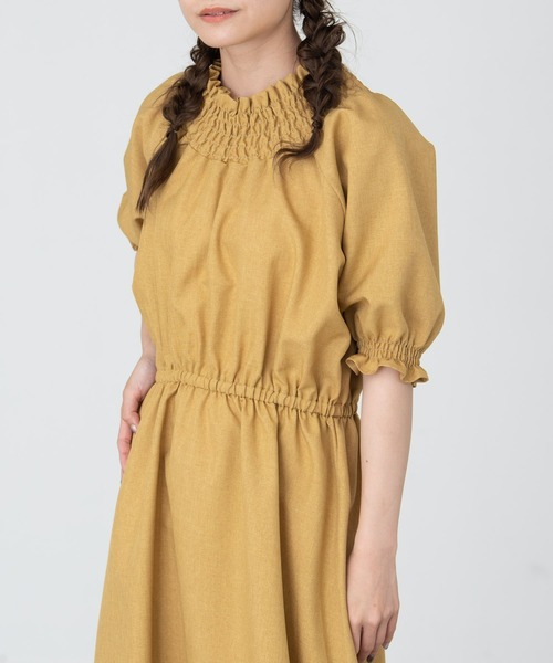 MERLOT（メルロー）の「ぷっくり袖シャーリングワンピース（ワンピース・レディース・ベージュ/グリーン/マスタード・FREE）」の22枚目の写真