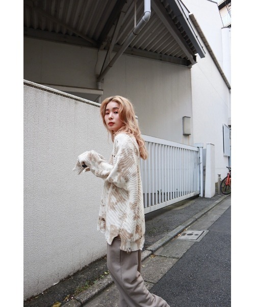 FIG&VIPER（フィグアンドバイパー）の「タイダイダメージBIGニット（ニット/セーター・レディース・ピンク/カーキ/アイボリー・FREE）」の11枚目の写真