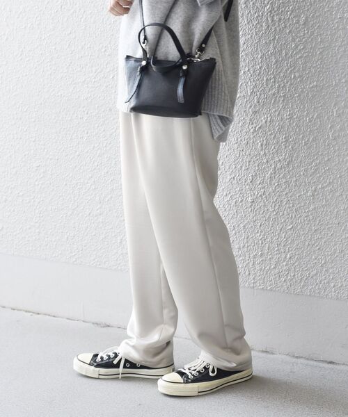SHIPS(シップス)の「〈手洗い可能〉タックサテンパンツ◆(その他パンツ・レディース・ベージュ/グレー/ネイビー・38/36)」の22枚目の写真
