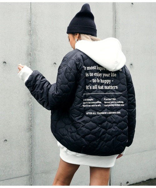 ANAP（アナップ）の「BACKプリントキルティング中綿ジャケット（ノーカラージャケット・レディース・ブラック/カーキ・FREE）」の2枚目の写真