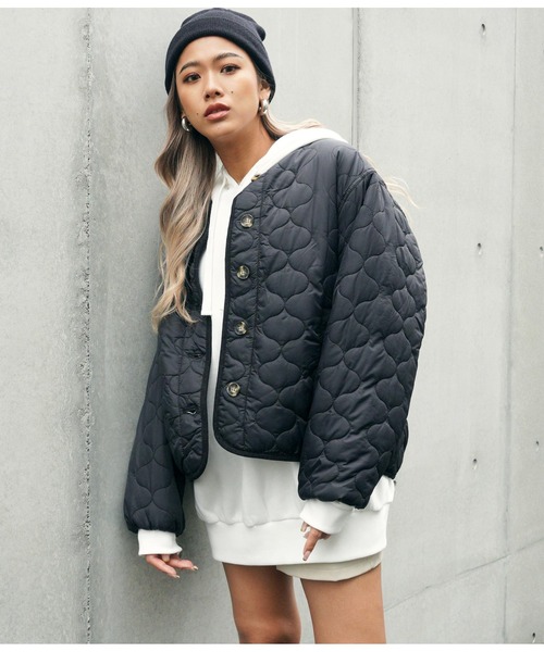 ANAP（アナップ）の「BACKプリントキルティング中綿ジャケット（ノーカラージャケット・レディース・ブラック/カーキ・FREE）」の3枚目の写真