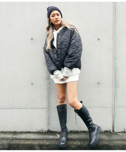 ANAP（アナップ）の「BACKプリントキルティング中綿ジャケット（ノーカラージャケット・レディース・ブラック/カーキ・FREE）」の4枚目の写真