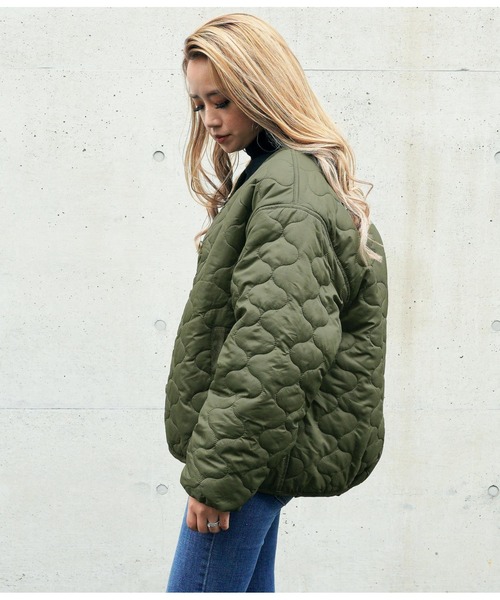 ANAP（アナップ）の「BACKプリントキルティング中綿ジャケット（ノーカラージャケット・レディース・ブラック/カーキ・FREE）」の6枚目の写真