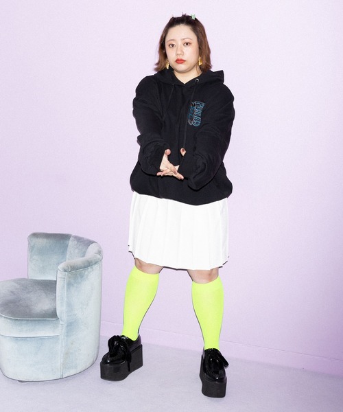 PUNYUS（プニュズ）の「ブラックパンサー刺繍パーカー（パーカー・レディース・ブラック/イエロー・3/4）」の6枚目の写真