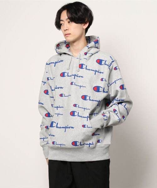 Champion — REVERSE WEAVE P/O HOOD с полноформатным all‑over принтом