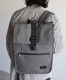 GUSCIO UOMO（グッシオ ウォーモ）の「【グッシオ ウォーモ】　撥水かぶせバックパック　スクエア型　かぶせベルト（バックパック/リュック）」