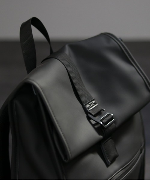 【グッシオウォーモ】撥水かぶせバックパックスクエア型かぶせベルトビジネスリュックオンオフ兼用本革付属