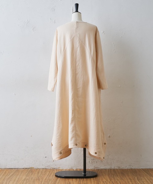 BEARDSLEY（ビアズリー）の「スクエア風の裾と配したハトメ金具