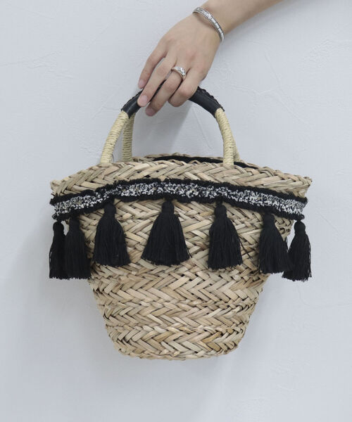 fredy emue（フレディエミュ）の「タッセルラインかごバッグ（かごバッグ・レディース・オフホワイト/ブラック・FREE）」の4枚目の写真