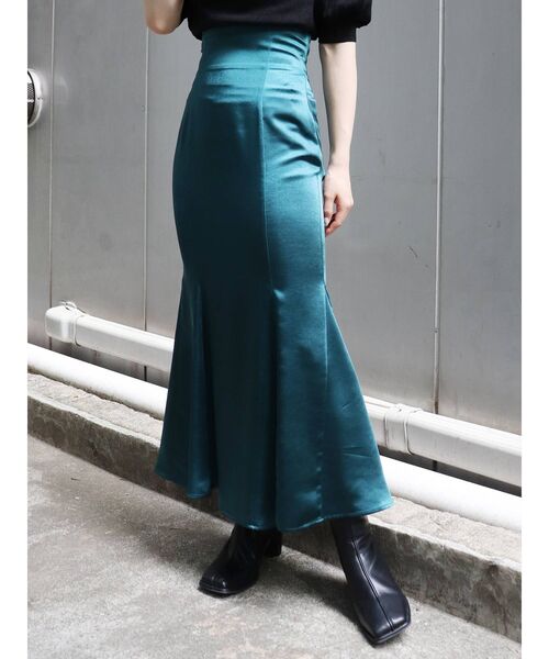 MURUA（ムルーア）の「サテンマーメイドスカート（スカート・レディース・ブラウン/その他1/グリーン・1/2）」の2枚目の写真