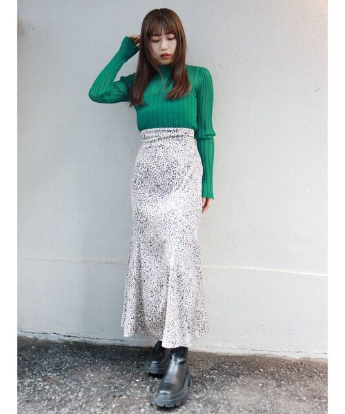 MURUA（ムルーア）の「サテンマーメイドスカート（スカート・レディース・ブラウン/その他1/グリーン・1/2）」の7枚目の写真