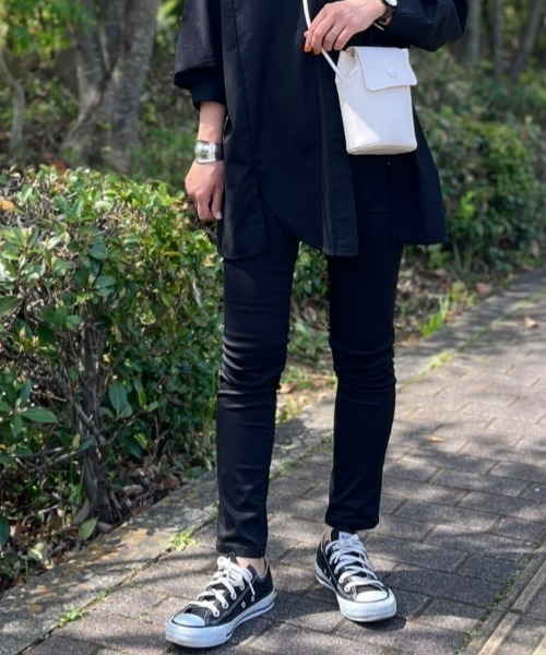 HONEYSUCKLE ROSE（ハニーサックルローズ）の「【HONEYSUCKLE ROSE】「nobee」サテンスキニーパンツ（その他パンツ・レディース・ブラック/ベージュ/オリーブ・L/M/XL/S/XS）」の2枚目の写真