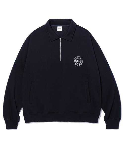 MAHAGRID(マハグリッド)の「『mahagrid/マハグリッド』MGD SERIF LOGO HALF ZIP SWEATSHIRT/ブランドセリフロゴ ハーフジップスウェットシャツ(スウェット・レディース・ネイビー/アイボリー・M/L)」の1枚目の写真