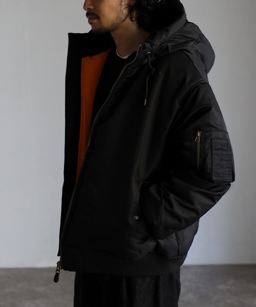 CREARE -LINO-(クレアーレリノ)の「フード付きビッグシルエット 中綿 MA-1 ブルゾン(MA-1・メンズ・ブラック/カーキ・M/L)」の3枚目の写真