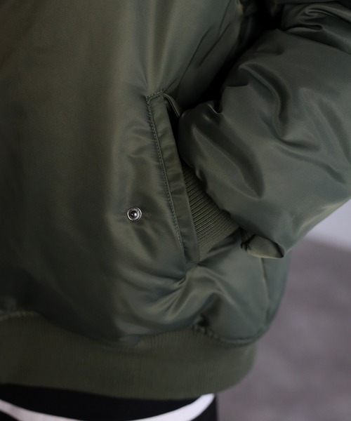 CREARE -LINO-(クレアーレリノ)の「フード付きビッグシルエット 中綿 MA-1 ブルゾン(MA-1・メンズ・ブラック/カーキ・M/L)」の13枚目の写真