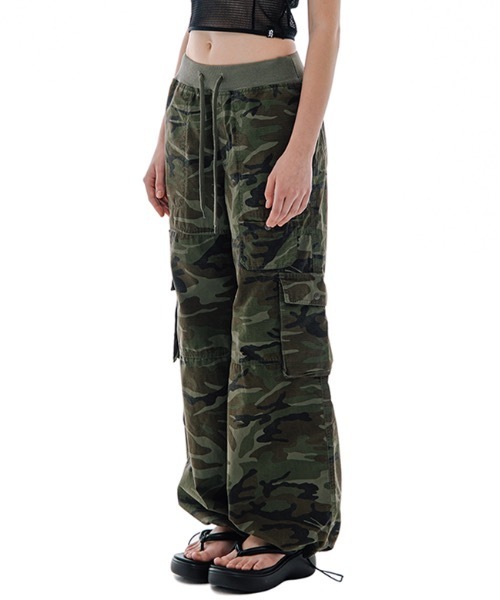 runningHIGH（ランニングハイ）の「【RUNNING HIGH 】リップストップ バンディング カーゴパンツ / 23SS_RIPSTOP BANDING CARGO PANTS（カーゴパンツ・レディース・ピンク/カモフラージュ/ブラック・SMALL/MEDIUM）」の2枚目の写真