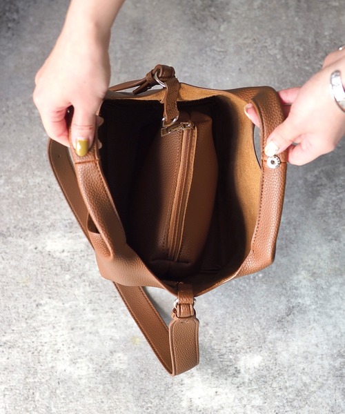 Riberry（リベリー）の「【ポーチ付き】2WAYボリュームハンドバッグ（ハンドバッグ・レディース・ベージュ/モカ・FREE）」の4枚目の写真