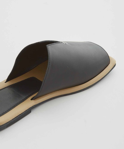 ADAM ET ROPE'（アダムエロペ）の「【cesse】スクエアトゥ バイカラー レザー サンダル / UNISEX（サンダル・メンズ・ブラック・41/42/43）」の4枚目の写真