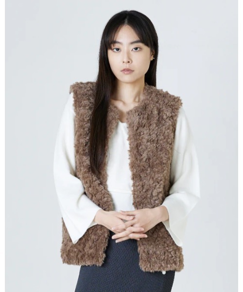 roial(ロイアル)の「VEST/ROILA(ロイアル)春秋にヘビロテしたくなる!リラックスフィットファーベスト(ベスト・レディース・ブラウン/ブルー系その他/ベージュ・MEDIUM/SMALL)」の11枚目の写真