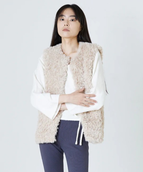 roial(ロイアル)の「VEST/ROILA(ロイアル)春秋にヘビロテしたくなる!リラックスフィットファーベスト(ベスト・レディース・ブラウン/ブルー系その他/ベージュ・MEDIUM/SMALL)」の22枚目の写真