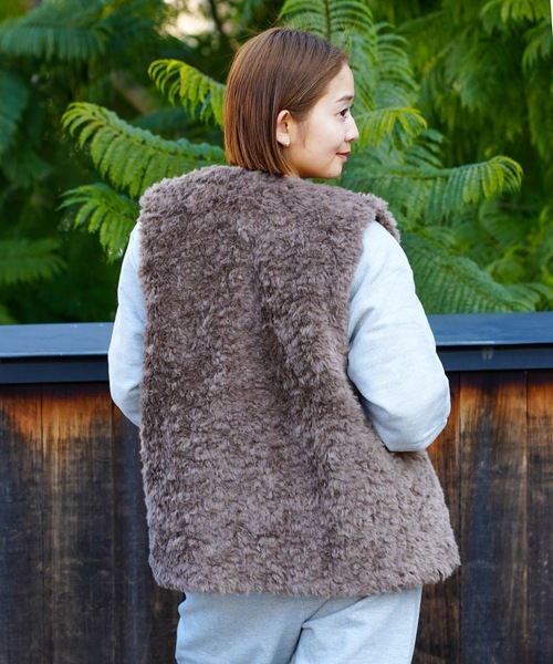 roial(ロイアル)の「VEST/ROILA(ロイアル)春秋にヘビロテしたくなる!リラックスフィットファーベスト(ベスト・レディース・ブラウン/ブルー系その他/ベージュ・MEDIUM/SMALL)」の7枚目の写真
