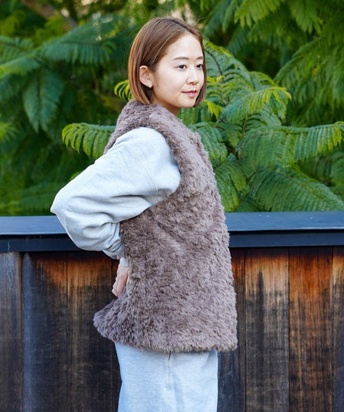 roial(ロイアル)の「VEST/ROILA(ロイアル)春秋にヘビロテしたくなる!リラックスフィットファーベスト(ベスト・レディース・ブラウン/ブルー系その他/ベージュ・MEDIUM/SMALL)」の6枚目の写真