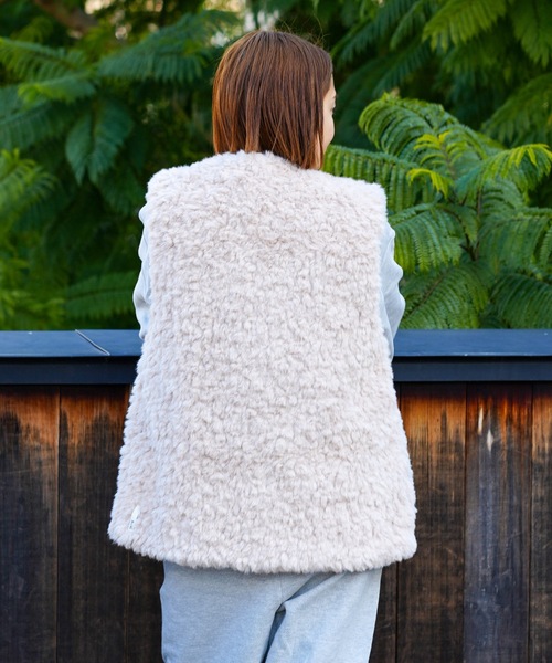 roial(ロイアル)の「VEST/ROILA(ロイアル)春秋にヘビロテしたくなる!リラックスフィットファーベスト(ベスト・レディース・ブラウン/ブルー系その他/ベージュ・MEDIUM/SMALL)」の15枚目の写真