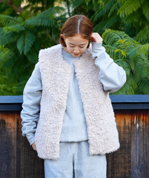 roial(ロイアル)の「VEST/ROILA(ロイアル)春秋にヘビロテしたくなる!リラックスフィットファーベスト(ベスト・レディース・ブラウン/ブルー系その他/ベージュ・MEDIUM/SMALL)」の14枚目の写真
