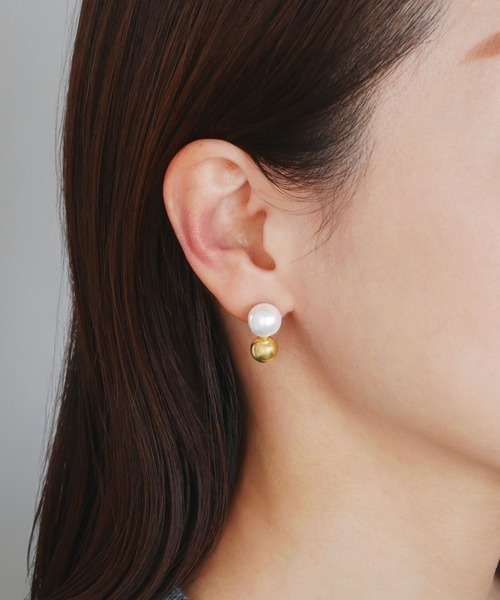 Kengo Kuma + MA,YU （ケンゴ クマ プラス マユ ）の「ケンゴ クマ プラス マユ pearl ピアス（ピアス（両耳用）・レディース・ゴールド・ONE SIZE）」の2枚目の写真