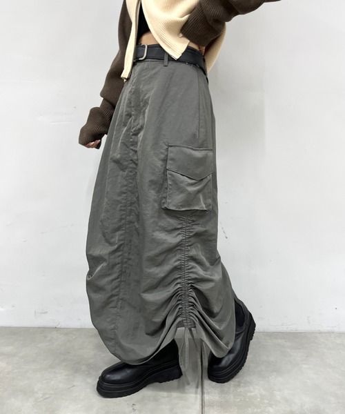 WHO'S WHO gallery（フーズフーギャラリー）の「シャーリングナイロンロングスカート（スカート・レディース・グレー/ブラック/ネイビー・FREE）」の3枚目の写真