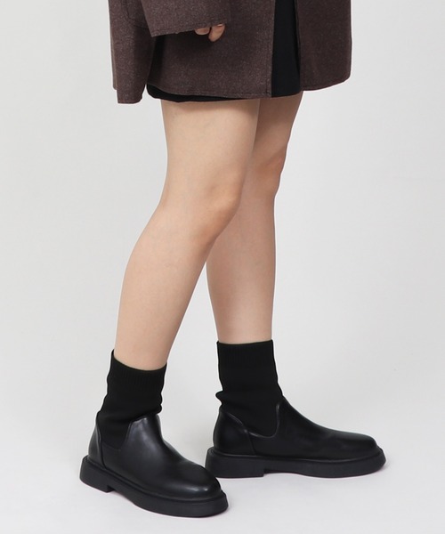 Bermosa(ベルモサ)の「ショートソックスブーツ(ブーツ・レディース・ベージュ/ブラック・SMALL/MEDIUM/LARGE)」の16枚目の写真