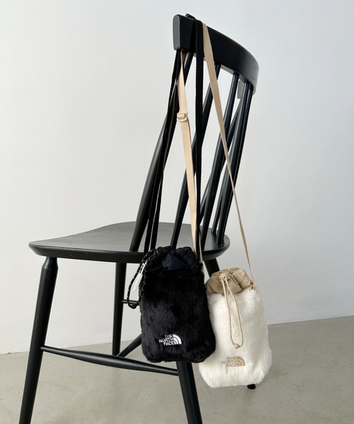 THE NORTH FACE(ザノースフェイス)の「国内未発売 THE NORTH FACE(ザ・ノースフェイス)/ストリングギャザーミニファーショルダー スマホショルダー ポーチ/GIRLS FUR CROSS BAG(ショルダーバッグ・レディース・クリーム/ブラック/ピンク・FREE)」の4枚目の写真