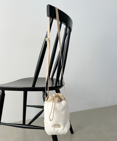 THE NORTH FACE(ザノースフェイス)の「国内未発売 THE NORTH FACE(ザ・ノースフェイス)/ストリングギャザーミニファーショルダー スマホショルダー ポーチ/GIRLS FUR CROSS BAG(ショルダーバッグ・レディース・クリーム/ブラック/ピンク・FREE)」の6枚目の写真