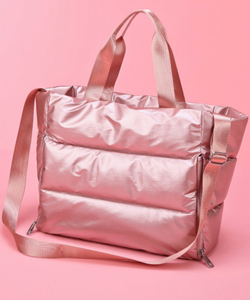 DAY CLOSET(デイ クローゼット)の「【A4収納可】2WAYぷっくりキルティングトートバッグ+ベルト 2点セット(トートバッグ・レディース・ブラック/グリーン/シルバー/パープル/ピンク/ブルー・ONE SIZE)」の1枚目の写真